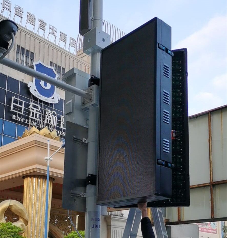 iphone led video pole street display (3)